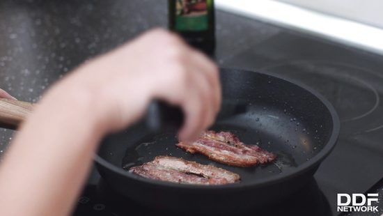 За жильё русская тёлка расплачивается завтраком в постель и жарким сексом