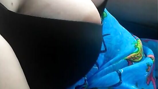 За рулем в лифчике