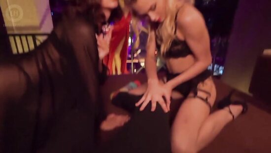 Вечеринка всех возможных слабостей человеческих и наслаждений.