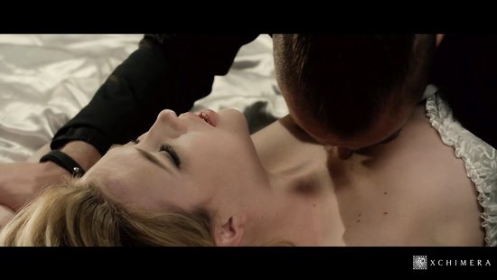 Ради свободы красивая блондинка согласилась трахнуться в жопу на публику