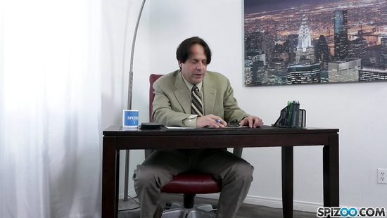 Шаловливая студентка соблазнила директора колледжа и своего отчима