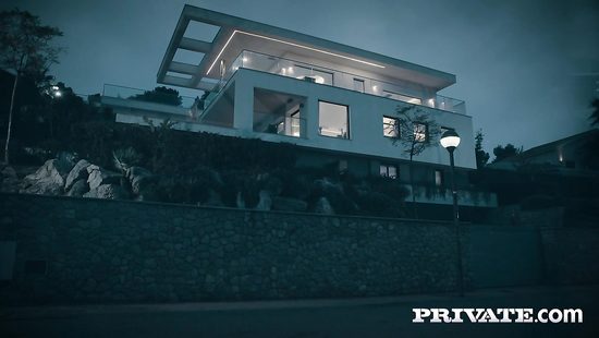 Познакомился в лифте с блондинкой и в первый вечер распечатал ей попку