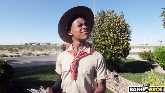 Коммивояжёр негр не устоял перед большими сиськами похотливой дамочки