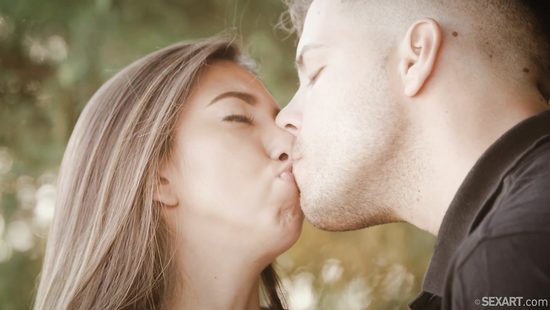 В лесной беседке молодые любовники дали волю своим сексуальным фантазиям