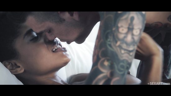 Татуированный бойфренд вылизал киску подружке и накончал ей в киску