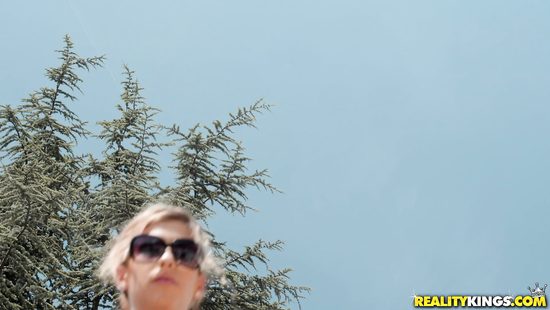 Длинноногая извращенка заплатила деньги и соблазнила какого-то бомжа