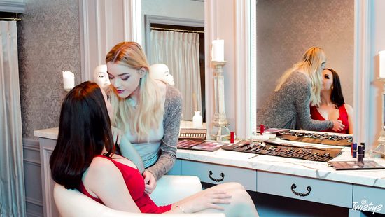 Сотрудница салона красоты развела на лесби секс богатую клиентку