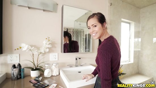 Лёшка Маетный помогает кончить своей стройной соседке по комнате