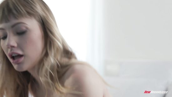 Приезжая блондинка быстро соблазнила будущего соседа по квартире