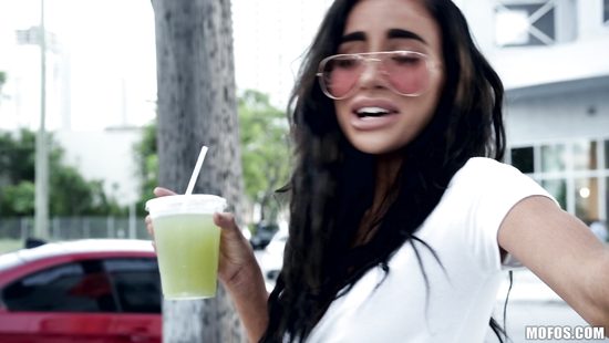 Узкая киска миниатюрной брюнетки чуть не порвалась от мощного члена