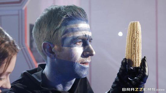 Инопланетянин на космическом корабле проводит анальное исследование землянки