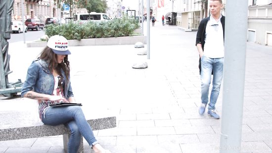 Пригласил домой заблудившуюся туристку и отжарил тёлку на диване