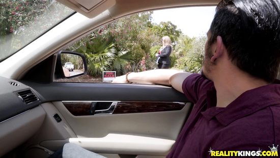 Клиент за деньги отодрал в новом доме грудастую риелторшу на качелях