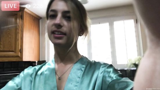 Тайный поклонник жестко отодрал знаменитую блогершу и кончил в рот