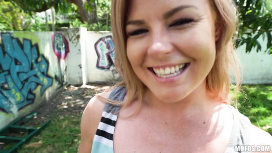 За зелёные деньги девка согласилась дать пикаперу прямо на улице