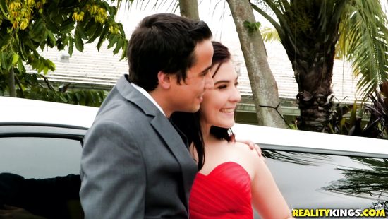 Выпускница колледжа по дороге на бал шпилится с милым в лимузине