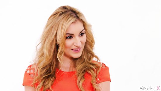 Тайная любовь на рабочем месте взрослой директрисы и молодого сотруджника