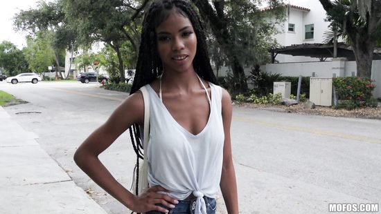 19 летняя мулатка за деньги сосёт и шпилится на улице с пикапером