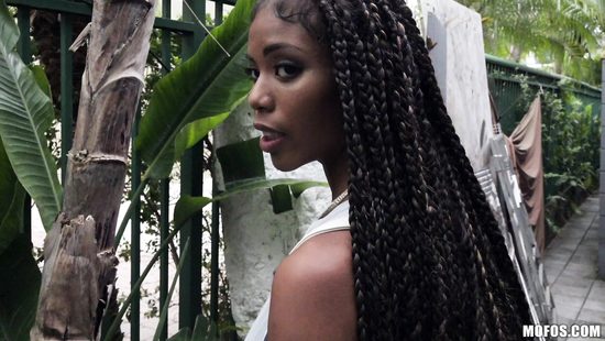 19 летняя мулатка за деньги сосёт и шпилится на улице с пикапером