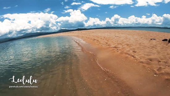 На лазурном берегу парнишка дал девчонке в рот и трахнул раком