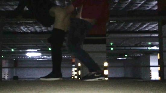 На ночной стоянке красивая блондинка сделала другу зашибательский минет