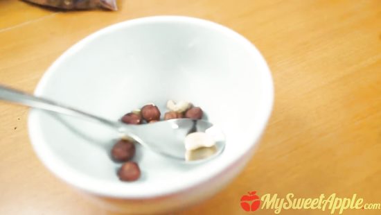 Поймала друга за онанизмом и велела лизать киску на камеру