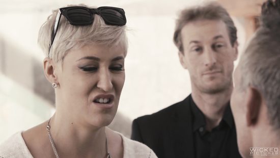 Сексапильная деваха избавила зрелого мужика от похмелья жарким сексом