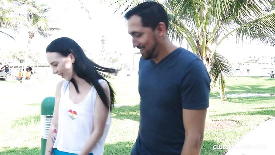 Только познакомилась с чуваком и привела его домой трахаться у бассейна