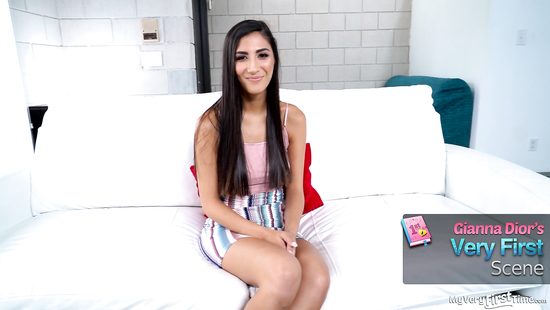 Скромная девка не стала ломаться и раздвинула ноги перед агентом кастинга