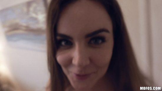 Заманила лучшего друга своего парня в гости и раскинула перед ним ноги