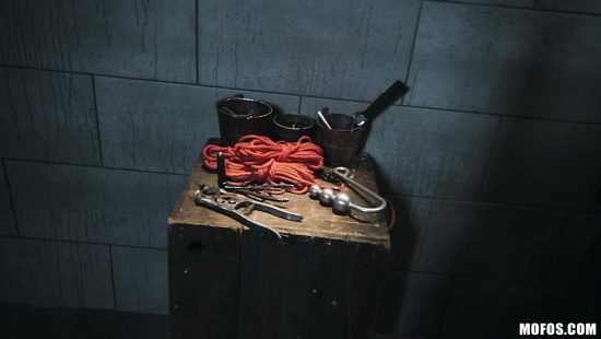 Лёгкий фистинг и жёсткий секс довёл татуированную блондинку до сквирта