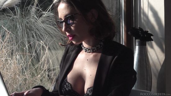 Два мощных члена легко проникли в очко грудастой богатой сучки