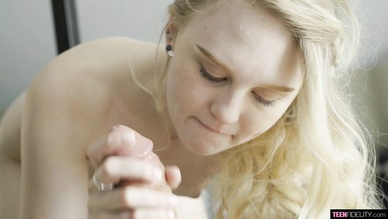 При помощи киски стройная блондинка надеется заработать на оплату колледжа