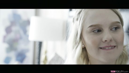 При помощи киски стройная блондинка надеется заработать на оплату колледжа