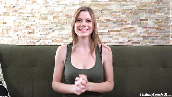 Озабоченный агент засаживает жилистый член в мелкую киску молоденькой шлюшки