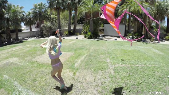 Крендель горячо пердолит миниатюрную блондинку на лужайке