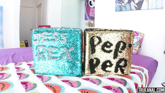 После группового анального секса две довольные тёлки полизали парню очко