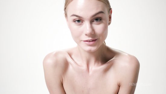 Сольное выступление стройной украинской гимнастки в обнажённом виде