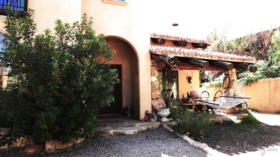 Опытная лесбиянка по очереди приобщает к однополому сексу своих подруг