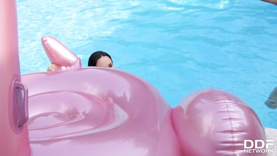 Венгерская лесбиянка учит русскую подружку однополому сексу у бассейна