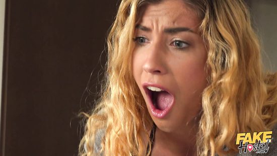 Владелец фейк отеля устроил групповуху с красивыми туристками