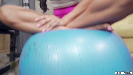 Миниатюрную фитоняшку азиатку отодрал личный тренер и кончил на лицо