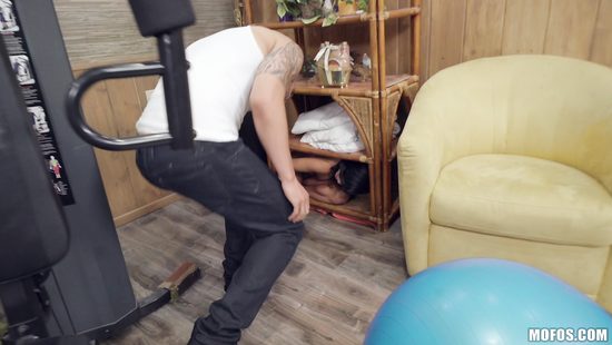 Миниатюрную фитоняшку азиатку отодрал личный тренер и кончил на лицо