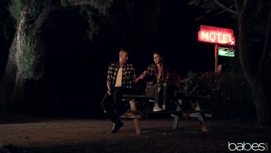 Идеальная девушка плюнула на приличия и сняла для секса гламурного самца