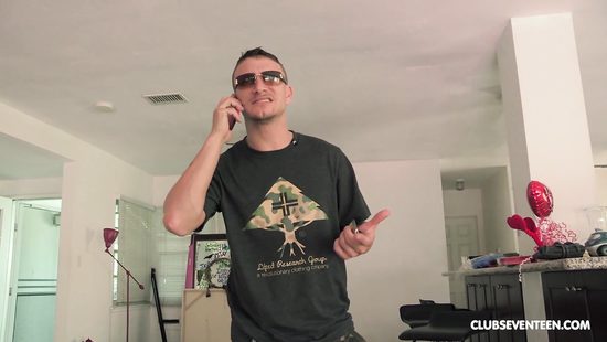 Будущая порно звезда впервые трахается на камеру на кастинге