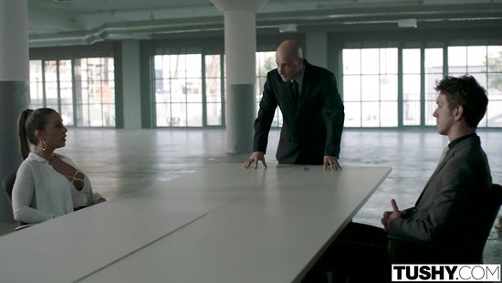 Перед самой свадьбой лесбиянка совратила невесту на однополый секс