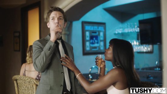 Перед самой свадьбой лесбиянка совратила невесту на однополый секс