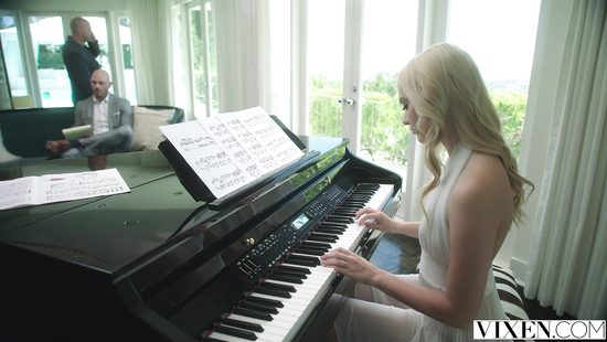 Пианистка блондинка активно попрыгала на члене друга своего отца