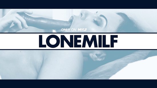 После тренировки взрослая спортсменка отправилась в спальню подрочить