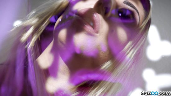 Разбудила темнокожего любовника и предложила своё шикарное тело